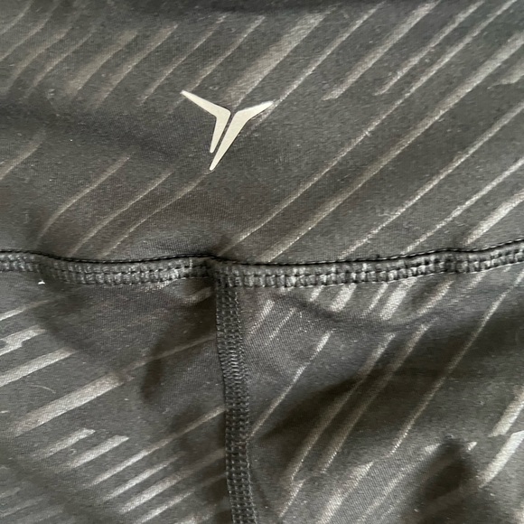 Old Navy Active  3/4 Leggings Go-Dry Black - Picture 4 of 10